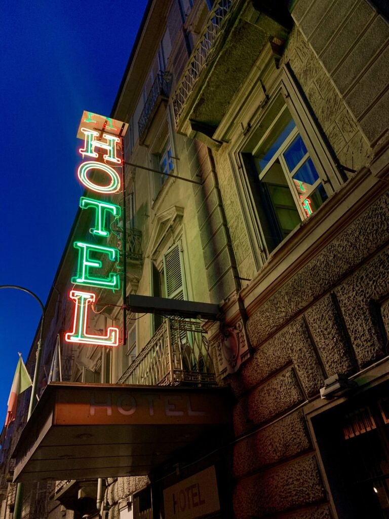 Neonlys med teksten "Hotel"